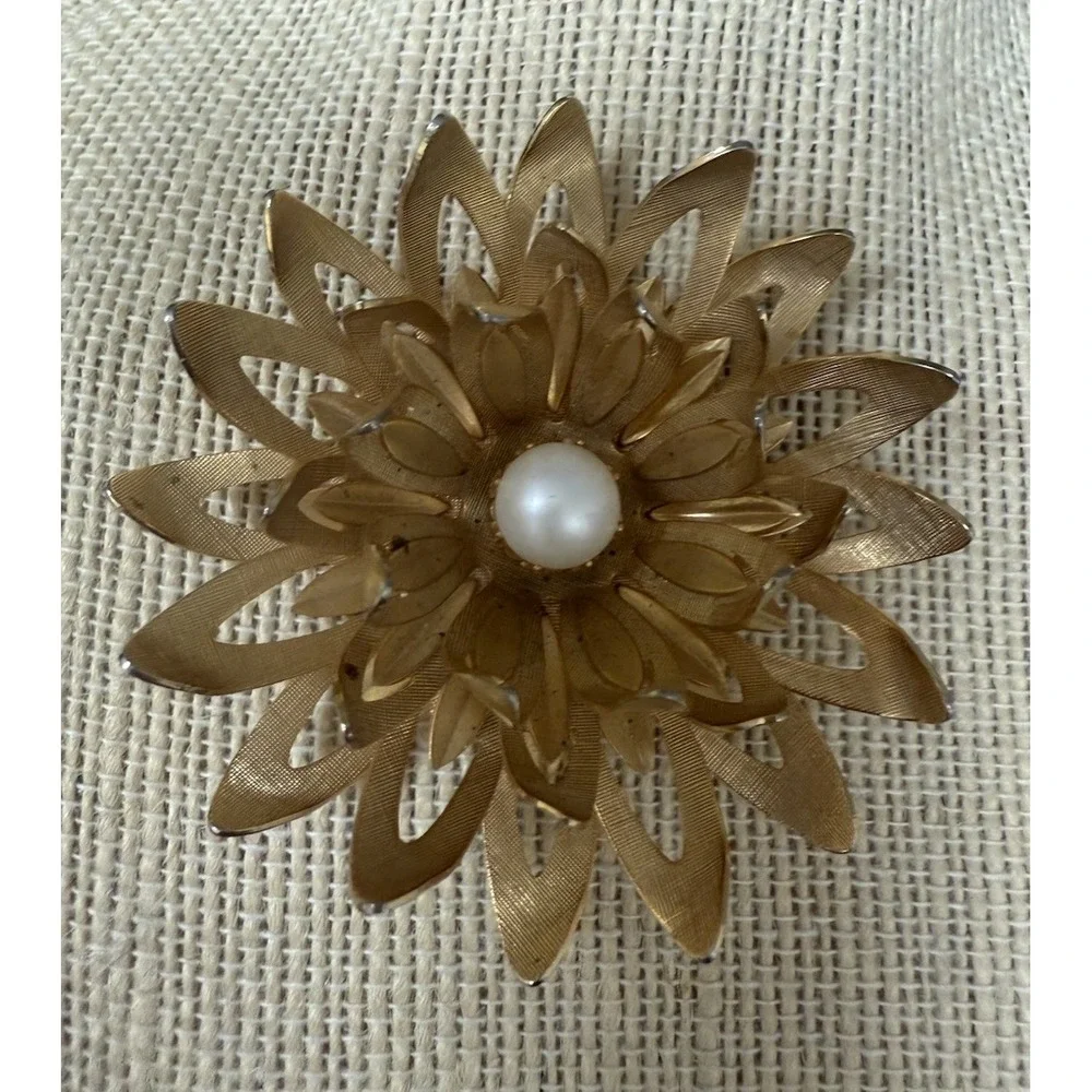 Emmons Brooch Pin three tiered textured gold tone faux pearl‎ 2-3/8